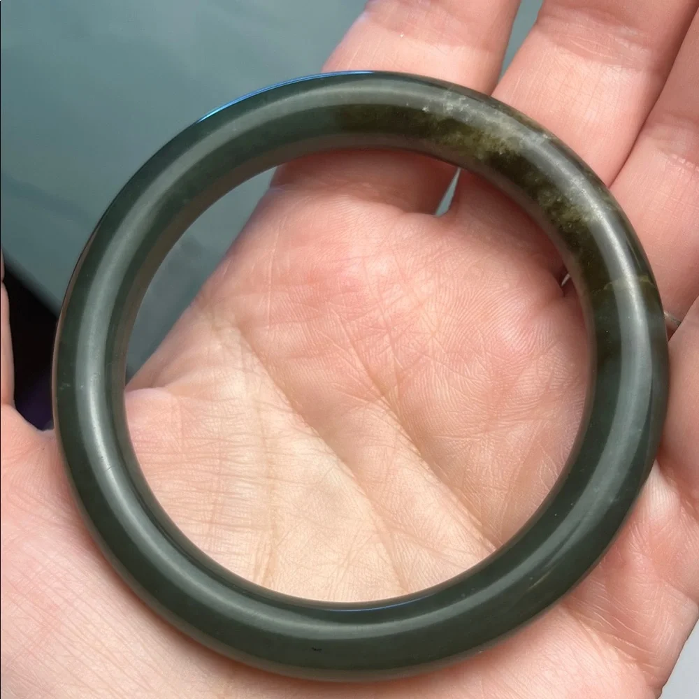 Elegant Jade Bangle - Picture 2 of 10